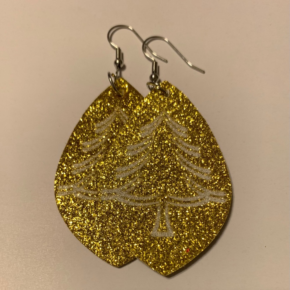 NWT Drop faux leather earring set 🎄 On gold